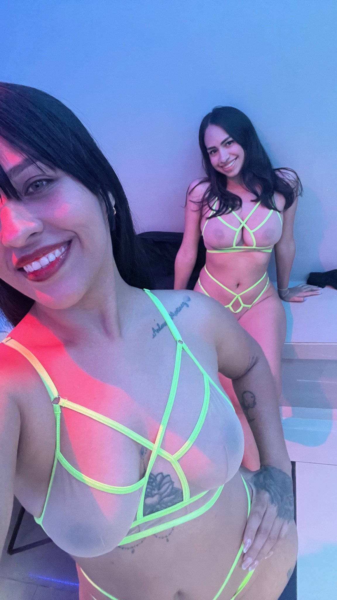 1 pic. Mi amiga y yo necesitamos que nos consientan 🥺 vienes? https://t.co/plQrhWd56a