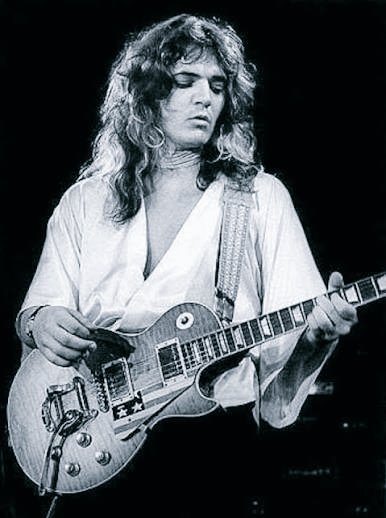 Tommy Bolin was pure ’70s intensity🎶
He shined in James Gang, spent time with Deep Purple, and left his mark on Teaser (1975), where he revealed his most free and creative side.
He died at just 25, but his guitar still sounds like few others from the ’70s. 🎸