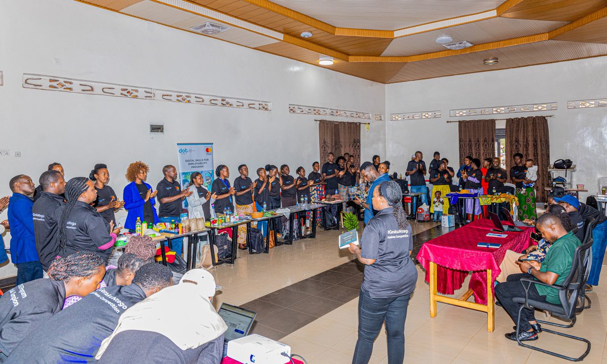 KireheDistrict's tweet photo. Uyu munsi mu Karere hakozwe amarushanwa y'urubyiruko rumaze amezi 6 rwigishwa n'umufatanyabikorwa DOT-Rwanda uko bakoresha ikoranabuhanga  mu kwagura imishinga iciriritse, Icumi ba mbere bahembwe 500,000 Rwf, batanu bahembwa 100,000rwf naho cumi na batanu bahembwa 50,000rwf. https://t.co/MIaFkDoKjq