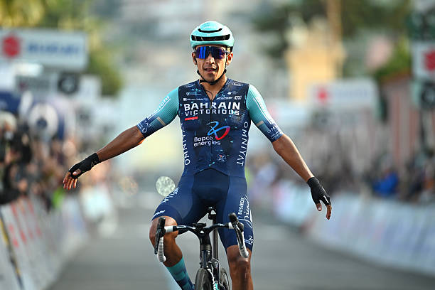 Santiago Buitrago (Bahrain-Victorious) l'emporte en solo sur le #TrofeoLaigueglia ! Le Colombien (26 ans) s'est retrouvé dans le final avec son équipier Antonio Tiberi face à Romain Grégoire (Groupama-FDJ United). Le Français est finalement 2e devant l'Italien. 

📷 Getty