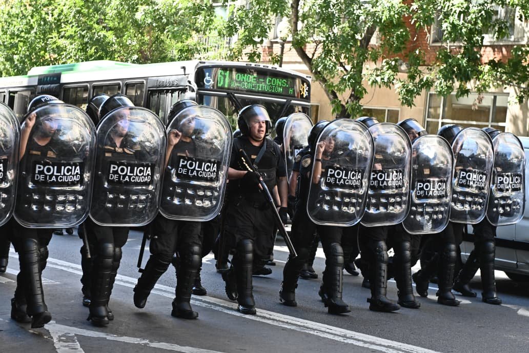 🚨Brutal represión a trabajadores de FATE, que protestan frente a la Secretaría de Trabajo en el marco de una audiencia clave. buff.ly/eFSx0rj