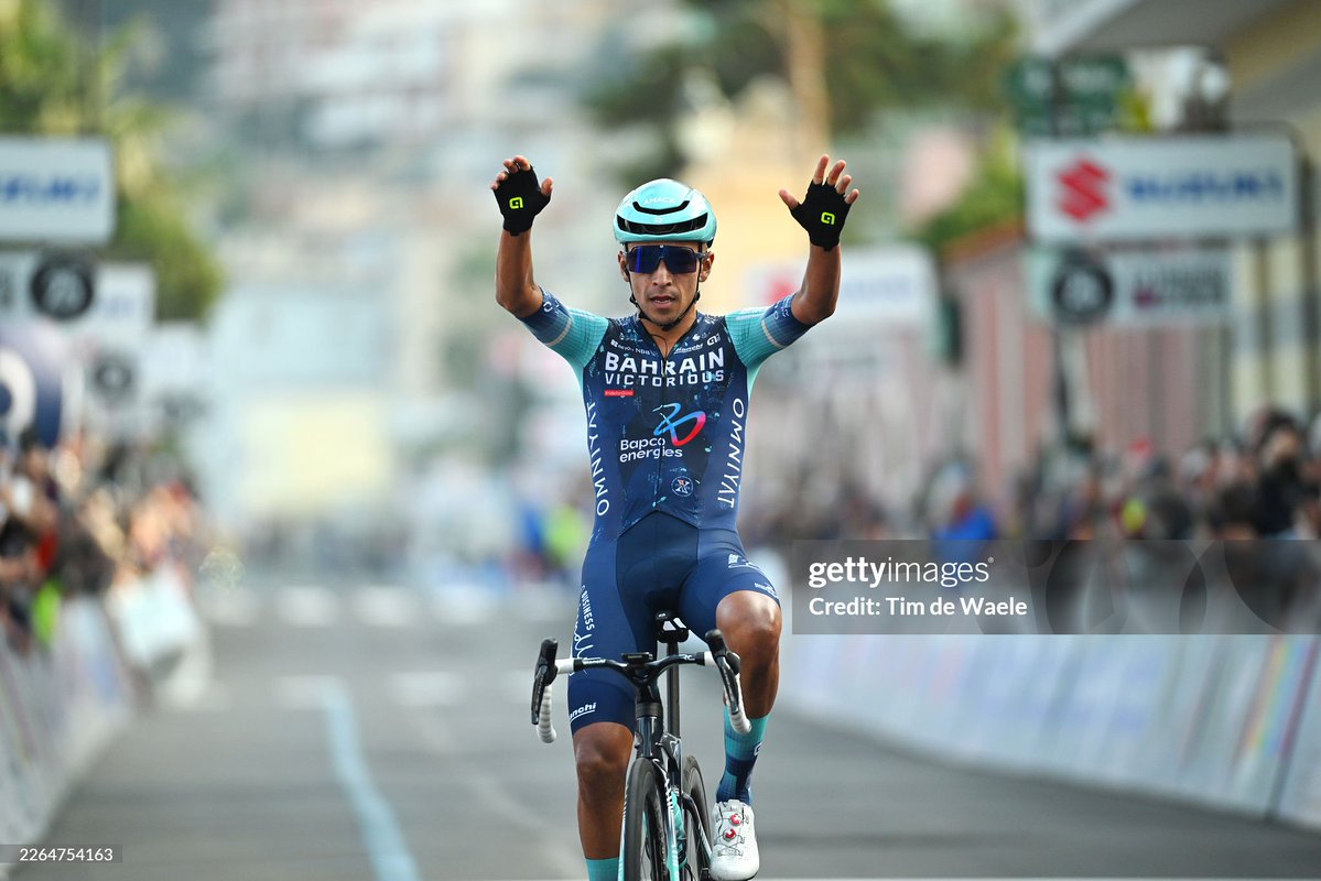 Santiago Buitrago (Bahrain Victorious) WINS Trofeo Laigueglia after a solo atttack in the last 10 km! 👏🇨🇴 Romain Gregoire finishes 2nd ahead of Tiberi, Bahrain cooked him. The broadcast of the race will start 40 minutes after the finish LOL.

#TrofeoLaigueglia