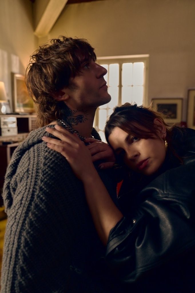 «Vacci piano»: il 13 marzo nuovo singolo per Emma e Rkomi, scritta insieme a TrediciPietro, prodotta da Juli e Katoo. Un brano che racconta la rabbia e il dolore di un amore che non fa più stare bene