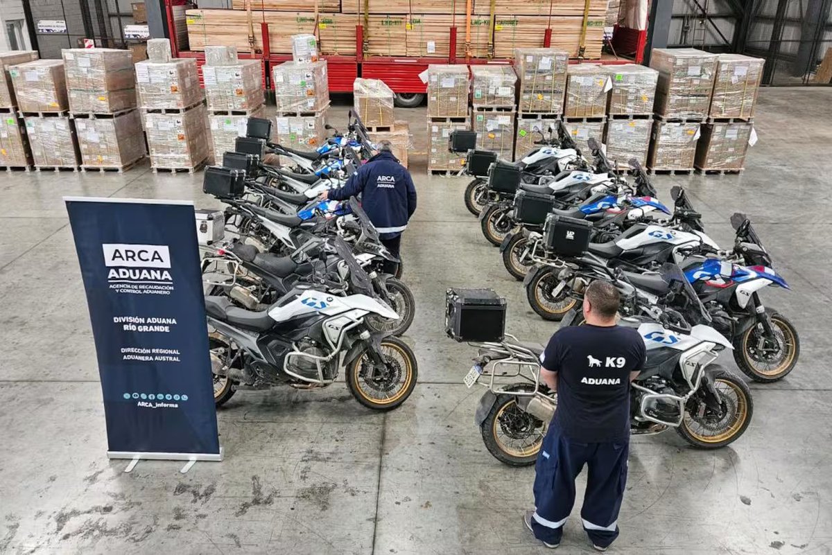 MotoblogAr's tweet photo. Morir en la isla: las motos que quedaron fuera de la Ley 19.640 y no pueden dejar Tierra del Fuego https://t.co/ZKiL6ybWzu https://t.co/Sl4n2nXfIY