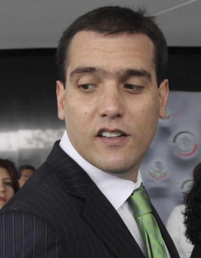 galvanochoa's tweet photo. 🔴 El tianguis de la Reforma

¿Con esos amigos, para qué quieres enemigos?
Es deprimente el espectáculo que están ofreciendo a la ciudadanía los dirigentes del PT y el Verde Ecologista, supuestos aliados de Morena, en el tema de la reforma electoral. Tampoco es de extrañar; especuladores como el Niño Muerde ya aparecieron en escena. No están discutiendo nada que interese a los ciudadanos, simplemente muestran los afilados dientes, peleando el subsidio millonario del INE y el derecho a tener a sus hermanos, tíos, primos, amantes, en la lista de plurinominales.

👉🏼 https://t.co/aEqZhmY3Vv