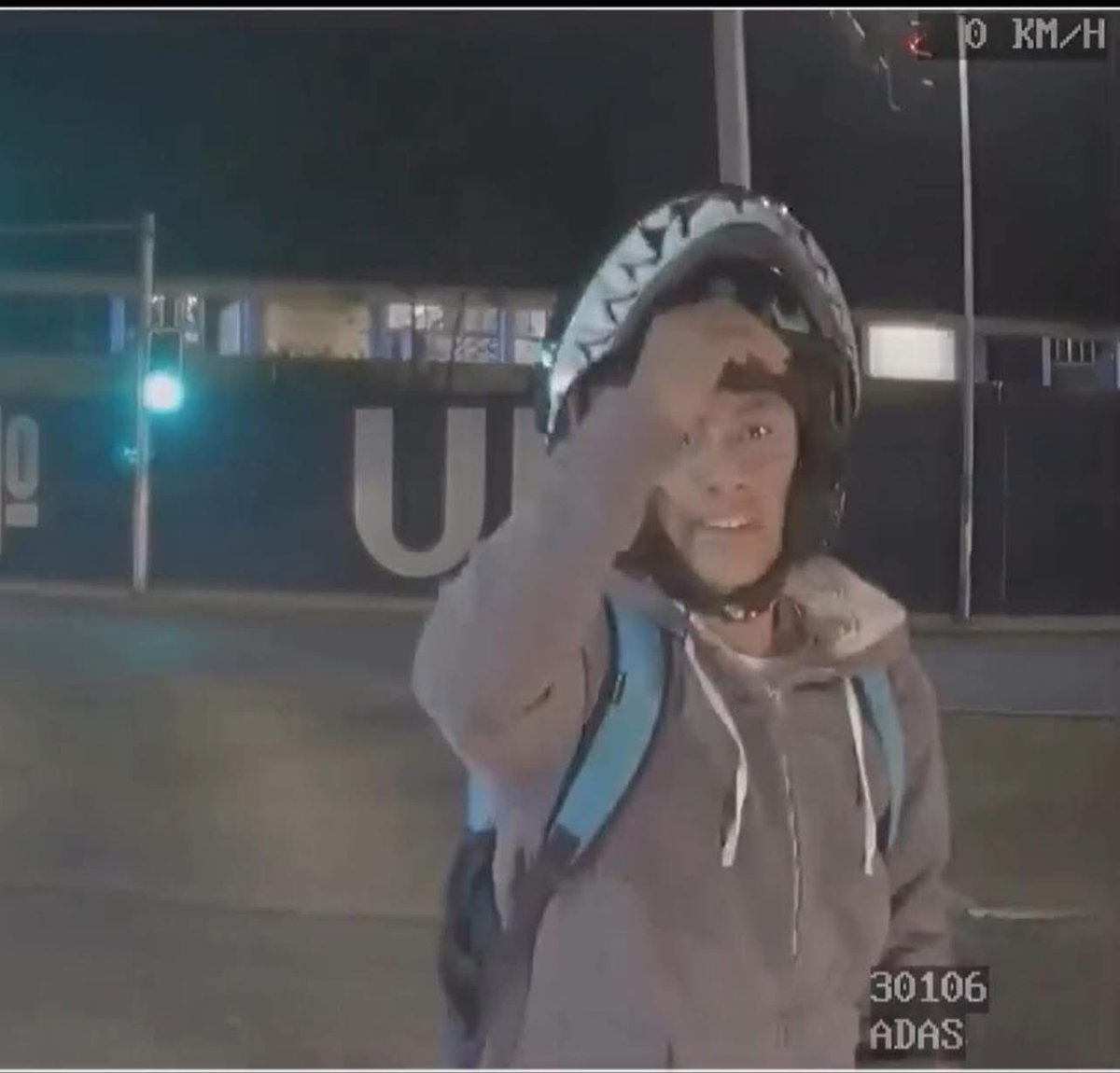 Tuviste un mal día? Solo recuerda la cara de este sujeto… por su imprudencia ya casi lo aplasta un Binni bus