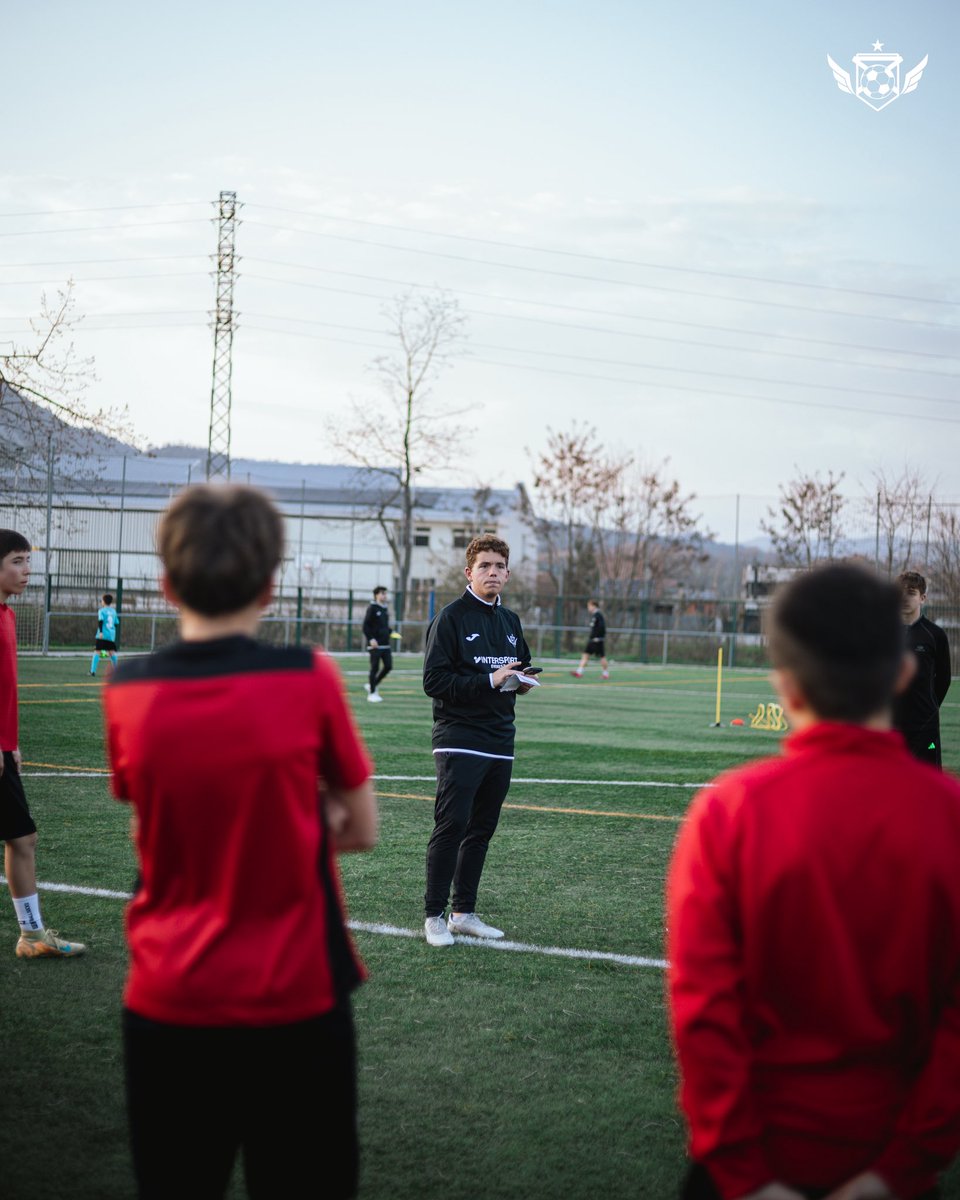 AcademyTF_'s tweet photo. 𝗠𝗔𝗦𝗧𝗘𝗥𝗖𝗟𝗔𝗦𝗦 ⚽️✨

Gran sessió centrada en el 𝗳𝗹𝗼𝘄 𝗼𝗳𝗲𝗻𝘀𝗶𝘂 🔄⚡️
Connexions, moviments i presa de decisions per atacar amb continuïtat.

Seguim sumant aprenentatge i experiències al camp. 🔝

#MasterclassATF #AcademyTotalFootball #HaveFunDreamBig https://t.co/zRMQDzQOxW