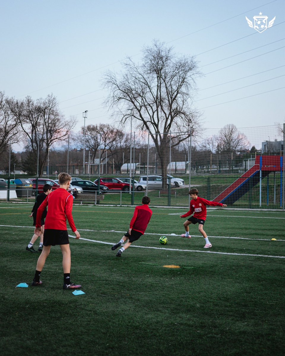 AcademyTF_'s tweet photo. 𝗠𝗔𝗦𝗧𝗘𝗥𝗖𝗟𝗔𝗦𝗦 ⚽️✨

Gran sessió centrada en el 𝗳𝗹𝗼𝘄 𝗼𝗳𝗲𝗻𝘀𝗶𝘂 🔄⚡️
Connexions, moviments i presa de decisions per atacar amb continuïtat.

Seguim sumant aprenentatge i experiències al camp. 🔝

#MasterclassATF #AcademyTotalFootball #HaveFunDreamBig https://t.co/zRMQDzQOxW