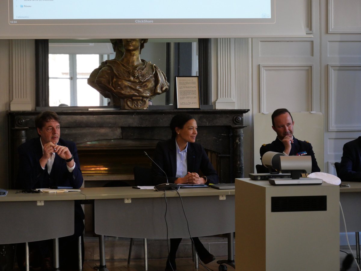 Prefet53's tweet image. #MarineNationale #Défense #ServicePublic

La préfète de la #Mayenne, Nadège Baptista, et le comité de direction de la préfecture de la Mayenne ont accueilli le capitaine de vaisseau Rémi de Monteville, commandant de la Marine à Nantes – Saint-Nazaire, pour une présentation des