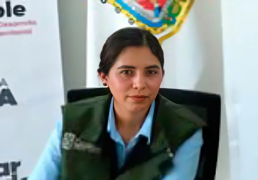 Ya salió la factura de poner como titular a una chava… 
Si esa que hizo prácticas en un lote baldío y que obtuvo su cédula profesional en octubre de 2025, y para Enero 2026 ya era la titular de la Secretaría de Medio Ambiente, Desarrollo Sustentable y Ordenamiento Territorial