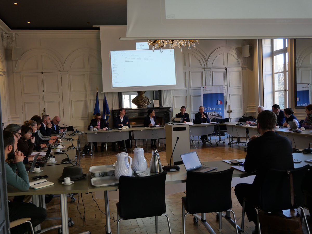 Prefet53's tweet image. #MarineNationale #Défense #ServicePublic

La préfète de la #Mayenne, Nadège Baptista, et le comité de direction de la préfecture de la Mayenne ont accueilli le capitaine de vaisseau Rémi de Monteville, commandant de la Marine à Nantes – Saint-Nazaire, pour une présentation des