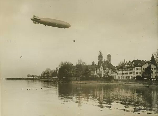 HistoryMattersX's tweet photo. 🇩🇪 Wednesday, #4March 1936, the German airship “#Hindenburg” took off on its maiden voyage in Friedrichshafen, southern Germany.

There were a total of 87 passengers and crew members on board the airship.

#Airship #Aviation #Zeppelin

🧵 1/... https://t.co/q3SeXc0N4G