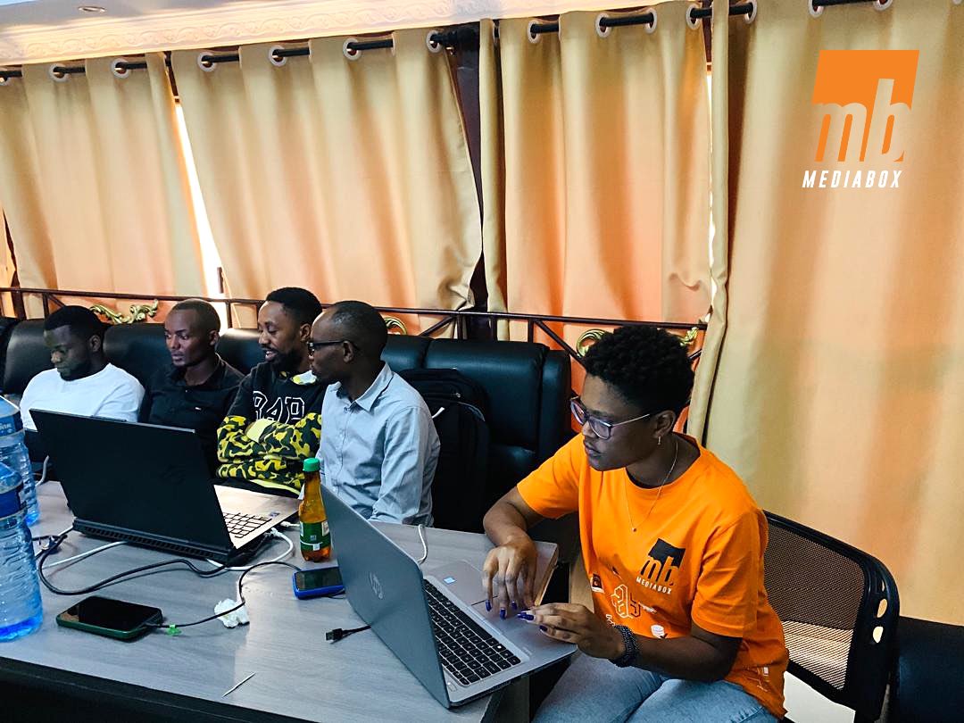 mediabox16's tweet photo. 🔧 Renforcement des compétences numériques au MFBEN

À l'occasion de la mise en place du système de Suivi, Exécution et Évaluation du #PTBA, #Mediabox prend part à un atelier de transfert de compétences au profit des informaticiens du Ministère des Finances, du Budget et de l'Économie Numérique (#MFBEN).

Dans ce cadre, nos experts accompagnent les futurs administrateurs du système pour les former à sa gestion, son exploitation, sa maintenance et son évolution. L'objectif : garantir une autonomie complète des équipes internes et assurer la pérennité de l'outil.

Concrètement, ce transfert de compétences vise à :

· Assurer une continuité de service sans dépendance externe
· Renforcer l'expertise locale en systèmes d'information publics
· Garantir une évolution maîtrisée du système

Tout au long de cette formation, nous mesurons l'engagement des équipes du Ministère, une dynamique de collaboration qui donne tout son sens à cette démarche.

🌍 Une transformation durable passe par le renforcement des talents locaux.

#TransformationDigitale #SuiviÉvaluation #Burundi #Mediabox #MFBEN #PTBA