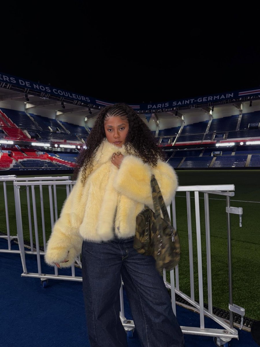 africanize_'s tweet photo. 🚨AjuliaCosta representa o Brasil em projeto musical e grava clipe no estádio do PSG https://t.co/1YuIzTOTtw