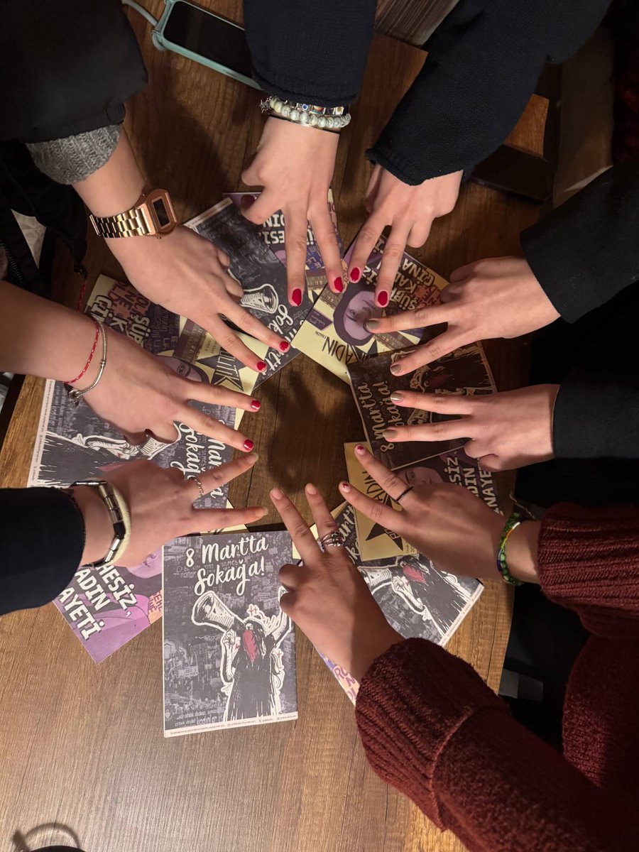 💫İstanbul Üniversitesi |

politiKadın okurları olarak buluştuk, 8 Mart’a giderken yazımızı okuyup tartıştık. 

Bu 8 Mart’ta da mücadelemizi sokak sokak büyüteceğiz. Aramıza katılmak, fanzinimizi edinmek için DM göndermen yeterli!