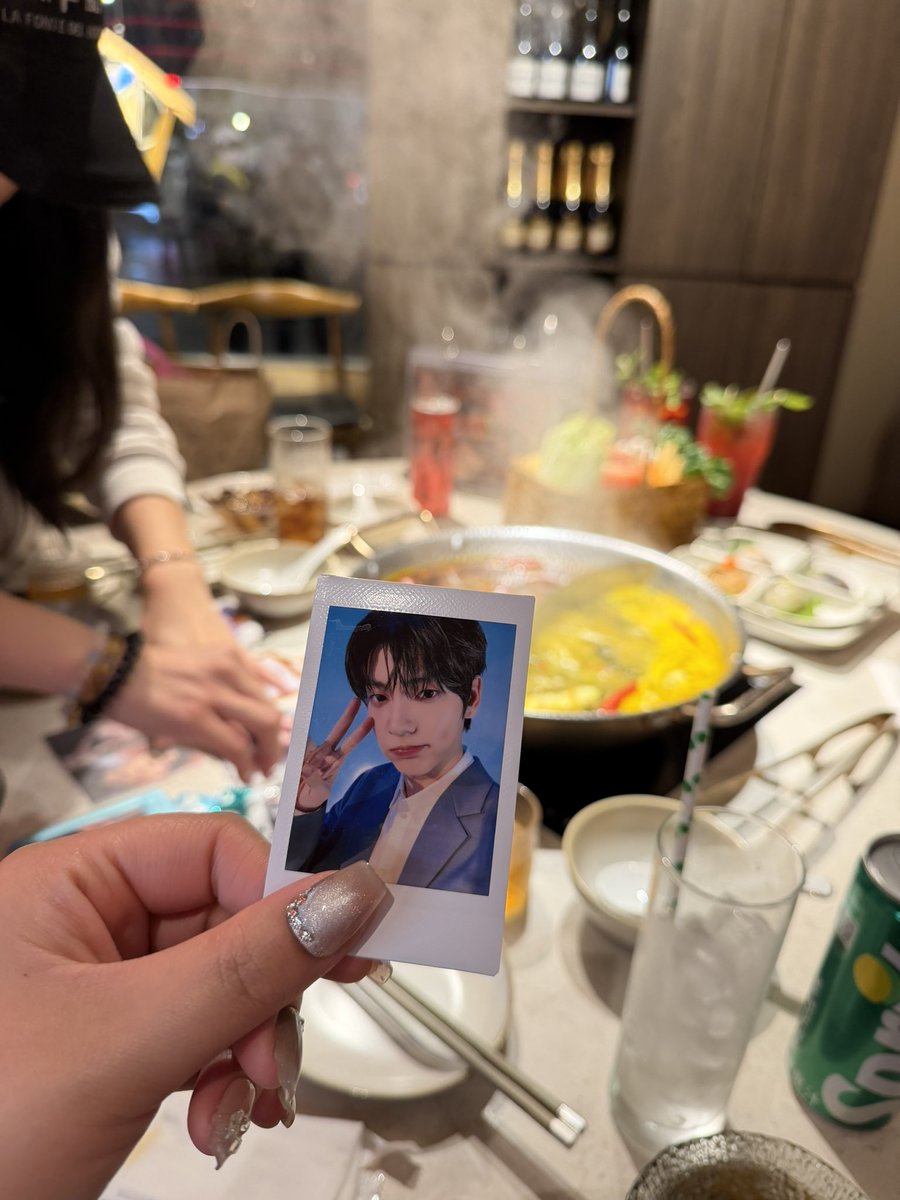 chitian11's tweet photo. スビンちゃんが台湾で行ってた火鍋屋さんに行ってスビンちゃんと同じ画角で写真撮ってきた😇
（友達がサプライズで連れてってくれたからこれしか持ってなかったスビンさんです🙃） https://t.co/17cOTMCMIX