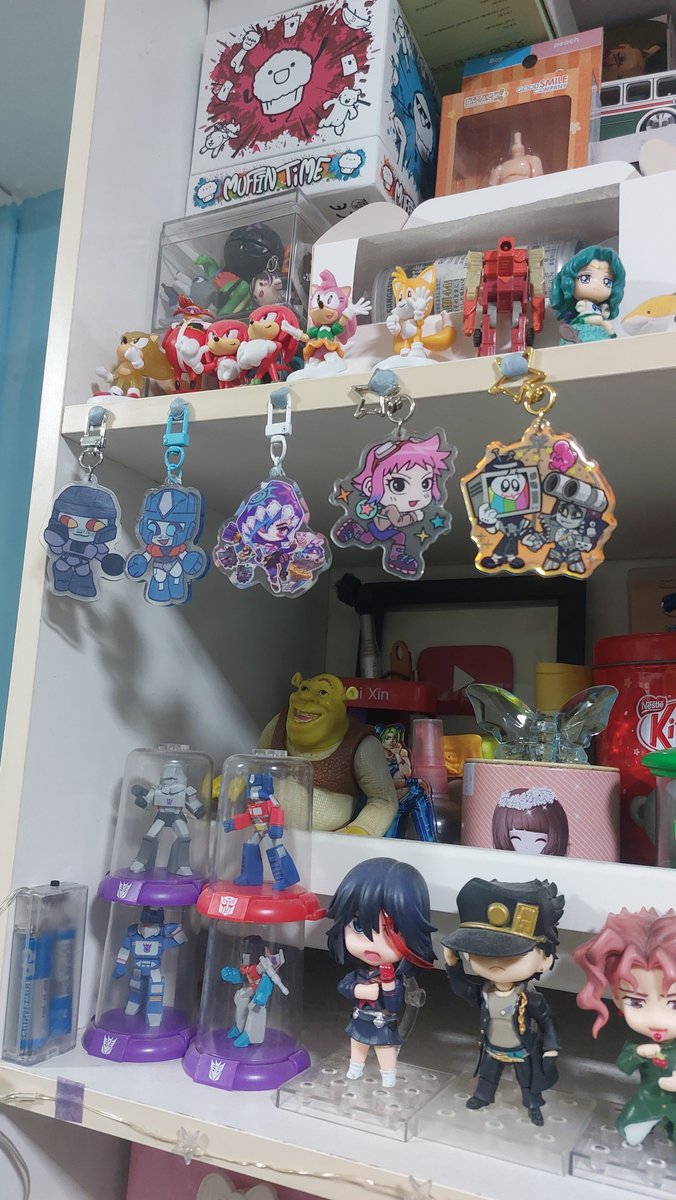 glitchycore21's tweet photo. MY ORDER HAS COME HOME, THANK YOU @silverlinedcoat ‼️😭🫶💙✨️

I don't remember buying the sticker too but whatever i'll take it and put it on my dream journal collection, so awesome and peak #gunshow keychain dude 

Might want to buy the KOBD sticker in the future...👀🍽 https://t.co/hD9Chgr0hb