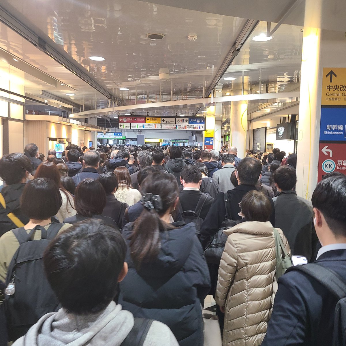 uratksi's tweet photo. 今日の品川駅はなかなかの地獄だった😂 https://t.co/VQByaWpneU