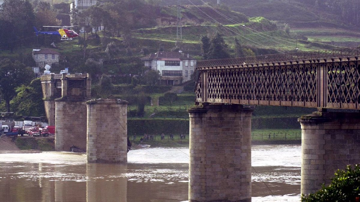 2001 Live tweet media