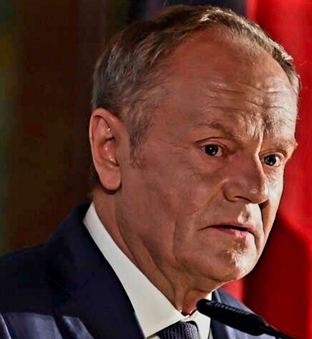 Jak to jest w ogóle możliwe, żeby cały naród stał się zakładnikiem obłąkanego, totalnie chorego z nienawiści do innych ludzi szaleńca, wyjątkowo zakutego łba i obłąkanego psychopaty...?! 🤔