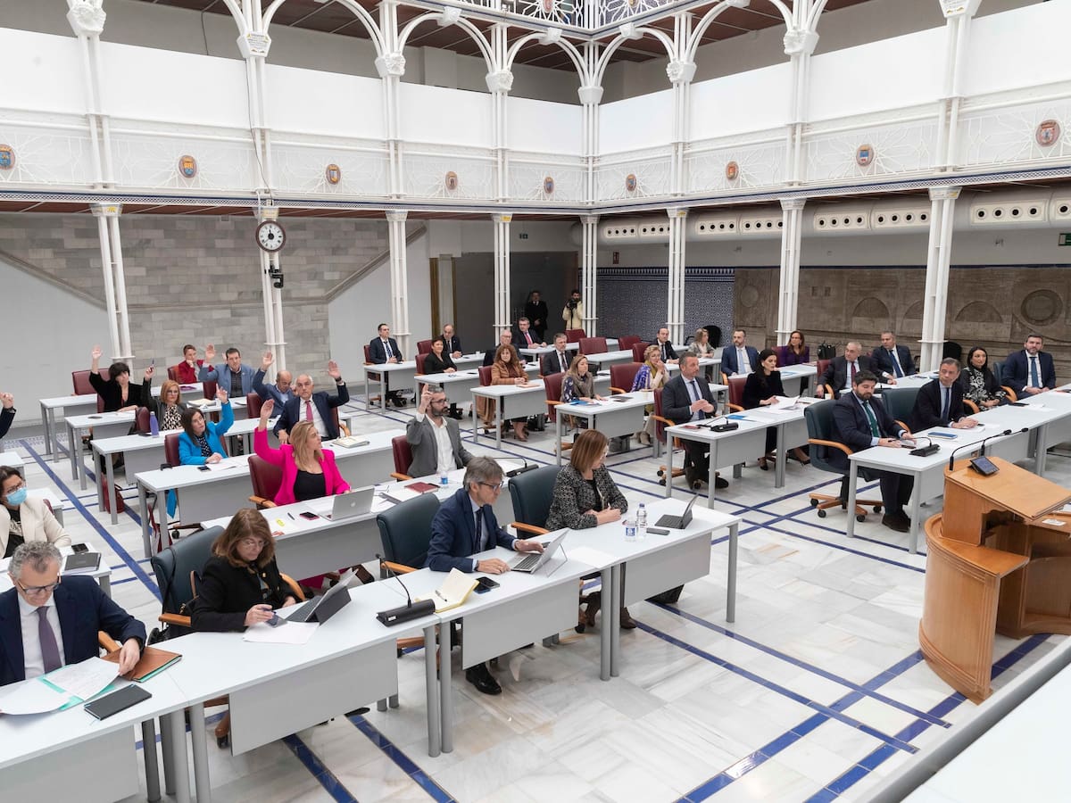 Poco se habla de la Asamblea Regional de Murcia, que se vinieron arriba con el edificio, pero se les olvidó que ahí tenían que reunirse los diputados y lo resolvieron poniendo en un patio de luces unas mesas cutres que habían retirado de una oficina del Inem de Albacete.