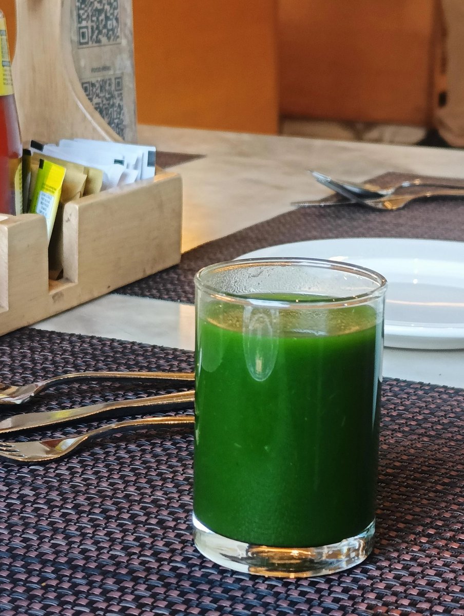 hassanchefs's tweet image. I’ve been a professional Chef for 13 years. I’ve handled tons of celery, but I never expected it to become a "miracle juice."  Here is the honest, no-hype reality check on Celery Juice (and how to make it without a juicer). hassanchef.com/2026/03/celery…
 #CeleryJuice #HealthTips