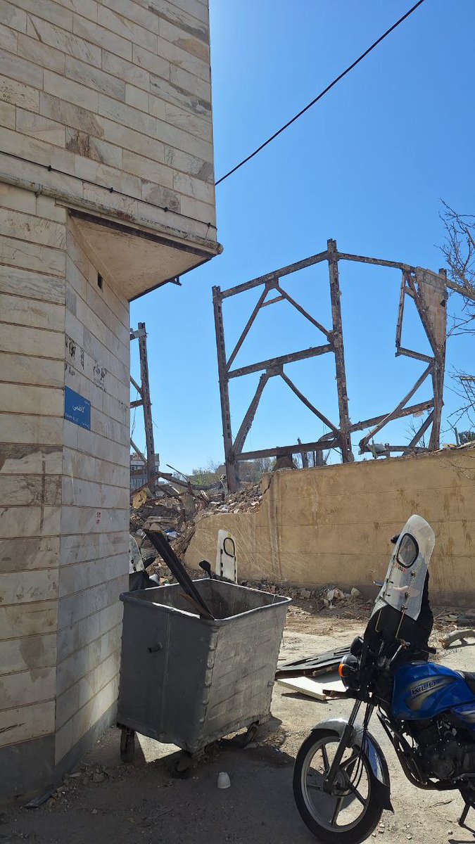 Vahid's tweet photo. بقایای اسکلت 'کلانتری ۱۵۳ شهرک ولی‌عصر #تهران'
تصاویر دریافتی 'دوشنبه ۱۱ اسفند هدف گرفته شده بود.'
#Iran #Tehran https://t.co/7D4SILSqTn