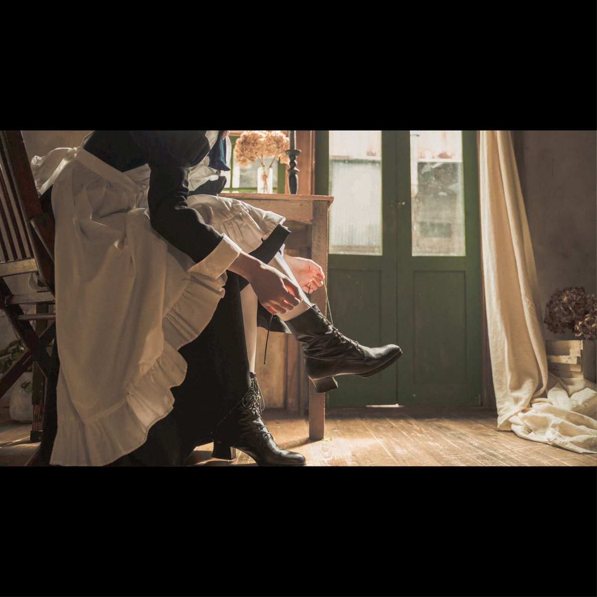0000_maid's tweet photo. 【メイドの静やかな日々を綴る映画】

レース越しの光をまといながら
メイドは今日も屋敷で仕える
これは沈黙と仕草を丹念に描く
静謐なる肖像劇。

なんて作品、作ってみたいですね。 https://t.co/8Lto99VnjB