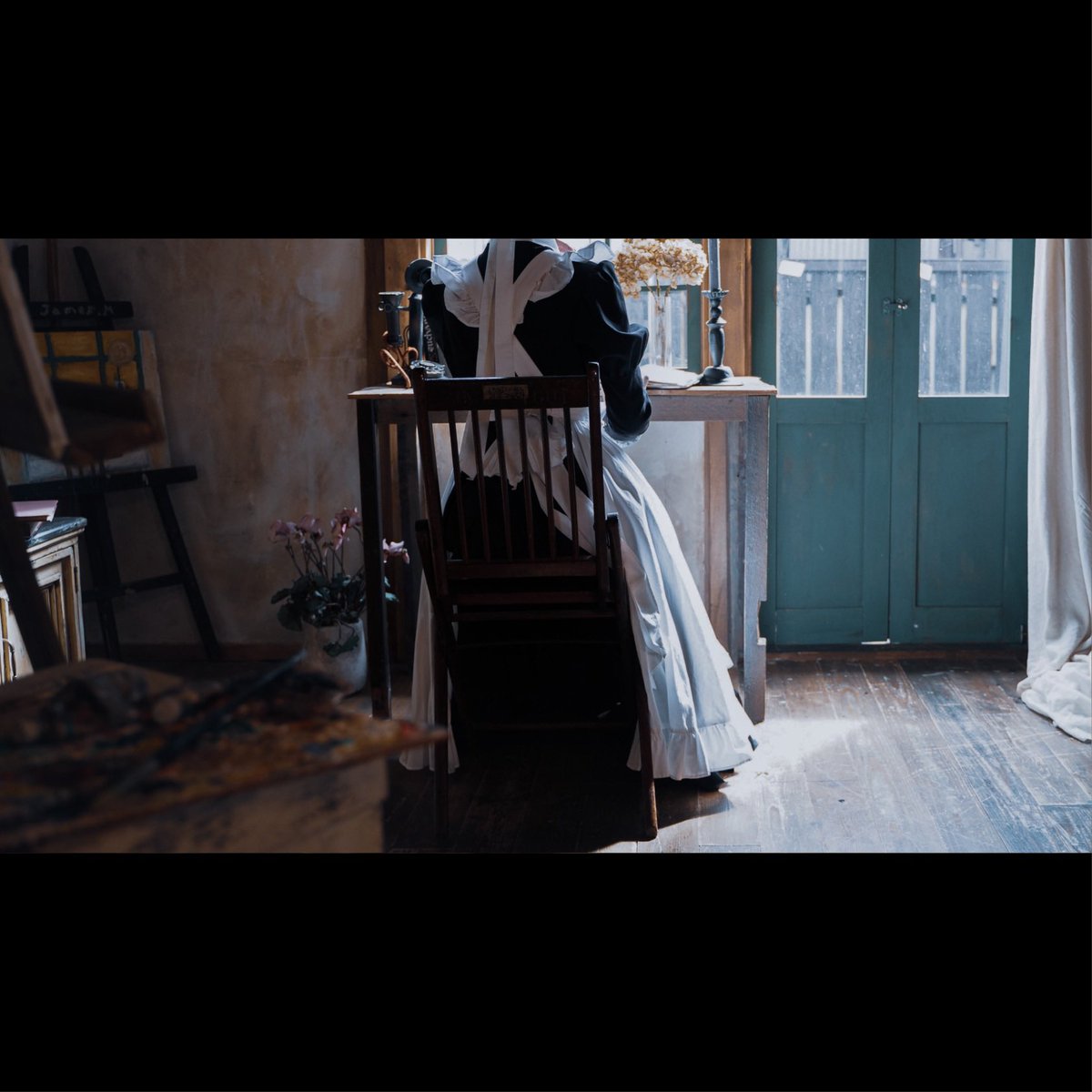 0000_maid's tweet photo. 【メイドの静やかな日々を綴る映画】

レース越しの光をまといながら
メイドは今日も屋敷で仕える
これは沈黙と仕草を丹念に描く
静謐なる肖像劇。

なんて作品、作ってみたいですね。 https://t.co/8Lto99VnjB
