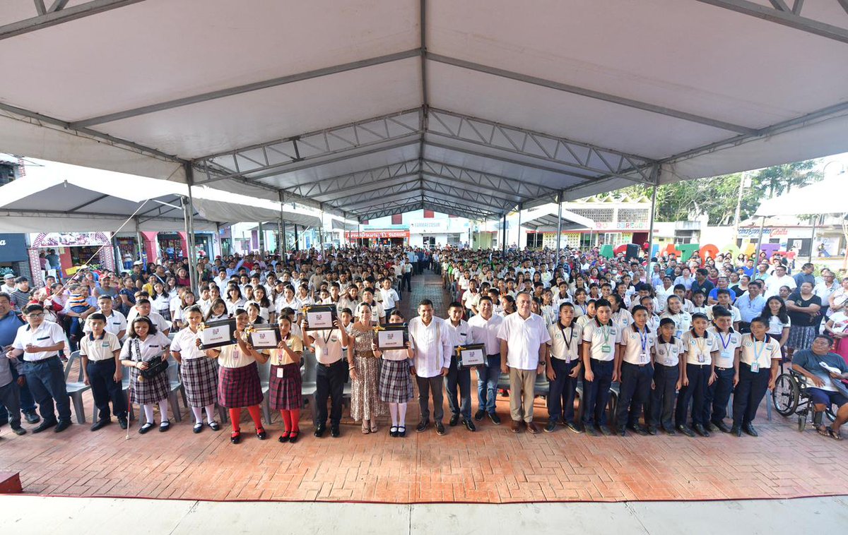TabascoJavier's tweet photo. El programa 'Inclusión Digital' alcanzó a #Tacotalpa; hoy, 940 alumnas y alumnos de 34 escuelas de nivel secundaria, recibieron una tableta electrónica. Es un impulso a su educación, es un compromiso cumplido con la igualdad de oportunidades y el fortalecimiento de las capacidades de las juventudes, que nunca más estarán solas. Que nadie se quede atrás, ni afuera.

Gracias al Presidente Municipal @RickiArcos, por el recibimiento y acompañamiento.

#inclusióndigitaltabasco
