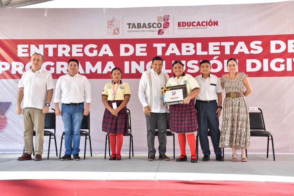 TabascoJavier's tweet photo. El programa 'Inclusión Digital' alcanzó a #Tacotalpa; hoy, 940 alumnas y alumnos de 34 escuelas de nivel secundaria, recibieron una tableta electrónica. Es un impulso a su educación, es un compromiso cumplido con la igualdad de oportunidades y el fortalecimiento de las capacidades de las juventudes, que nunca más estarán solas. Que nadie se quede atrás, ni afuera.

Gracias al Presidente Municipal @RickiArcos, por el recibimiento y acompañamiento.

#inclusióndigitaltabasco