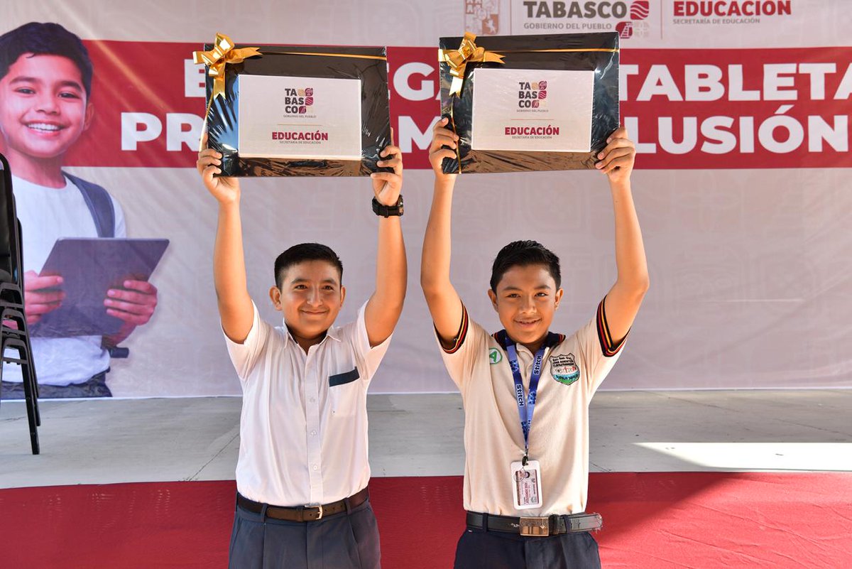 TabascoJavier's tweet photo. El programa 'Inclusión Digital' alcanzó a #Tacotalpa; hoy, 940 alumnas y alumnos de 34 escuelas de nivel secundaria, recibieron una tableta electrónica. Es un impulso a su educación, es un compromiso cumplido con la igualdad de oportunidades y el fortalecimiento de las capacidades de las juventudes, que nunca más estarán solas. Que nadie se quede atrás, ni afuera.

Gracias al Presidente Municipal @RickiArcos, por el recibimiento y acompañamiento.

#inclusióndigitaltabasco