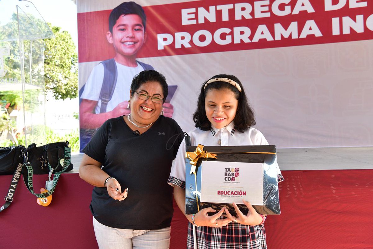 TabascoJavier's tweet photo. El programa 'Inclusión Digital' alcanzó a #Tacotalpa; hoy, 940 alumnas y alumnos de 34 escuelas de nivel secundaria, recibieron una tableta electrónica. Es un impulso a su educación, es un compromiso cumplido con la igualdad de oportunidades y el fortalecimiento de las capacidades de las juventudes, que nunca más estarán solas. Que nadie se quede atrás, ni afuera.

Gracias al Presidente Municipal @RickiArcos, por el recibimiento y acompañamiento.

#inclusióndigitaltabasco