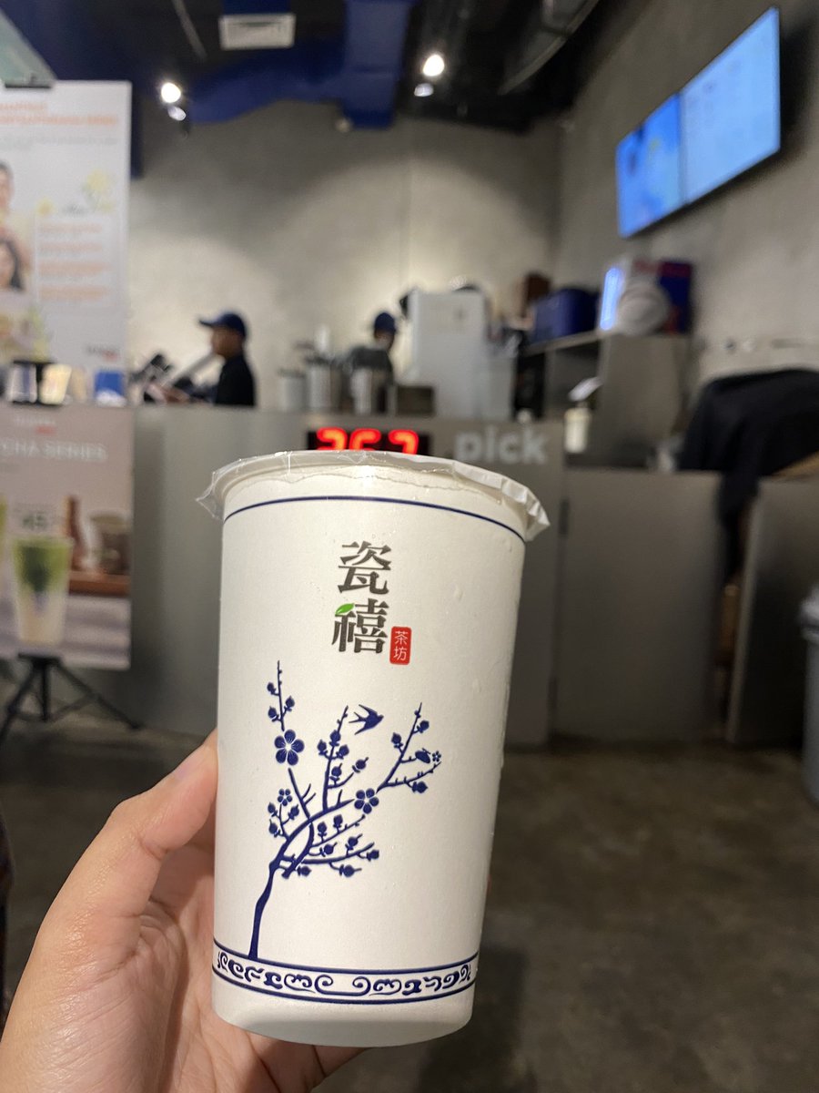 lailinurm's tweet photo. Cobain minuman yang lagi viral, teazzi varian deep roast oolong milk tea medium : 70% normal ice 30% sugar. Rasanya lumayan enak, manisnya pas, nggak bikin eneg, dan harganya masih affordable (29rb untuk varian yg kubeli). 
Rate : 4/5 https://t.co/RMfueFp5WV