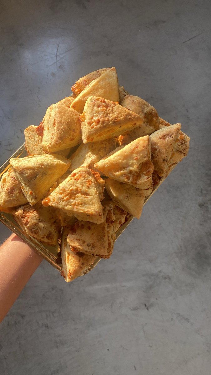 En 1 mes dejo mi mono xq necesito ampliarme para aprender a hacer pan.
Me piden mucha plata para ingresar a otro espacio y no pretendo que nadie me ayude, solo decirles que vendo scones de queso azul o sardo muy archi buenos. Valen $3000 🤍 (en mi mente ya vendí 600)
ig @soy.goti