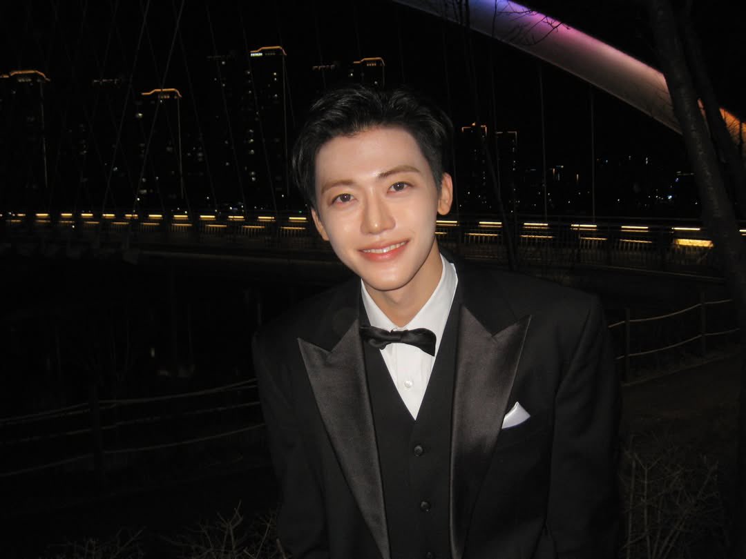 โห ยอมเลย หล่อมาก จะบ้าตาย เปิดหน้าผากสวมสูทสีดำ หล่อมาก หล่อมากกกกกกก หล่อแบบมีภูมิอะ ดูสง่า แบบนักแสดงไวบ์มาก ๆ พี่แจมินหล่อมากกกกกกก ㅜㅜㅜㅜㅜㅜㅜㅜㅜ