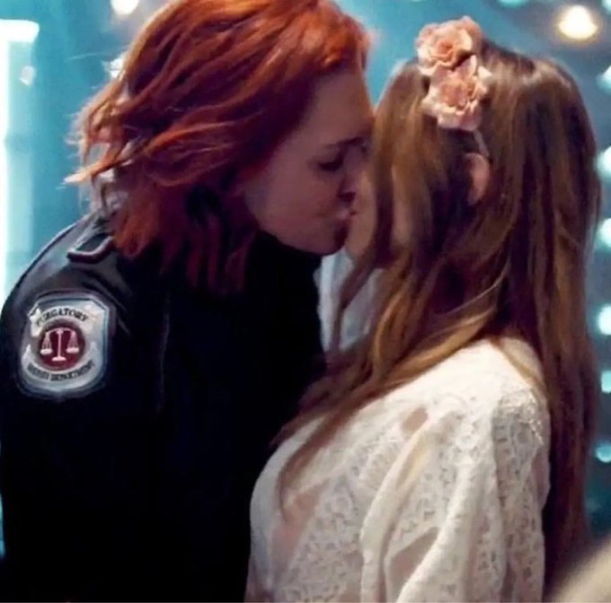 It's their day, so have a good #WayHaughtWednesday
#WynonnaEarp #Vengeance <a href="/Tubi/">Tubi</a> <a href="/AdamAtTubi/">Adam</a>