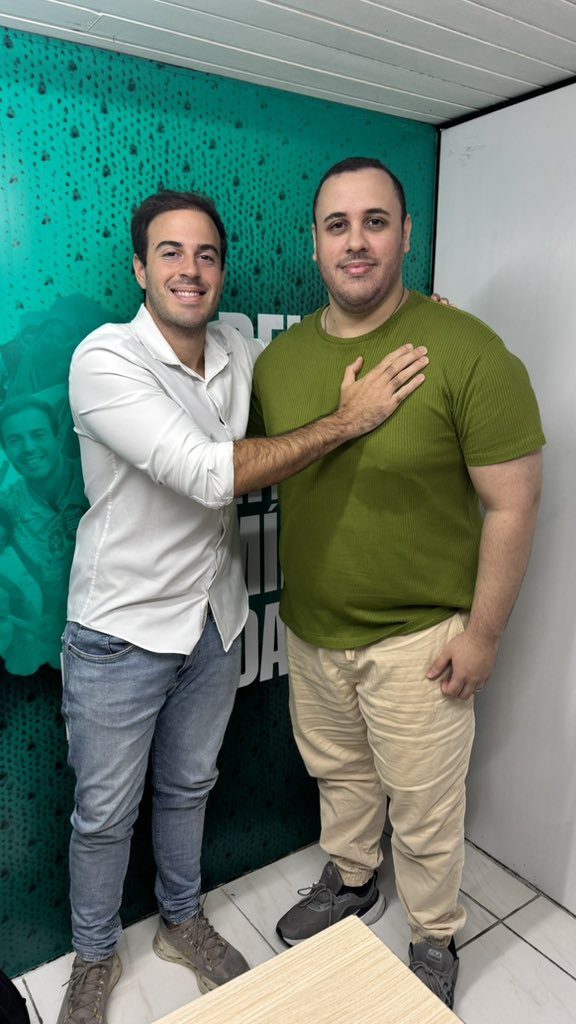 GilsonMachado22's tweet photo. Atualizações sobre Thom:

Acabei de receber @94tome14 em meu gabinete na Câmara do Recife. Ele está bem mais tranquilo, porém há três questões que ainda o estão deixando bastante aflito.

1- A esposa de Thom é uma mulher super competente, com mais de três faculdades. Porém, ela sofre com esclerose múltipla e precisa de um laudo médico. Thom deu entrada nesse laudo no Hospital da Restauração desde 29 de outubro de 2025, e até hoje ele não foi emitido.
Detalhe: para que ela tenha acesso aos medicamentos, que custam entre R$ 100 mil e R$ 200 mil, e possa retomar sua vida, esse laudo é indispensável. Sobre isso, já entramos em contato com os órgãos competentes e com o Governo do Estado para que esse documento seja liberado o quanto antes.

2- Thom tem uma filha de 3 anos com TEA (Transtorno do Espectro Autista) e hoje ele não está conseguindo uma escola para ela. Isso tem sido muito difícil para ele, pois não consegue trabalhar enquanto precisa cuidar da filha. Já disse a Thom que vamos resolver isso ainda esta semana, afinal é obrigação do Estado garantir que a criança esteja na escola. Se for preciso, vamos judicializar para que ela tenha esse direito garantido.

3- Thom é um trabalhador. Veio do interior de Pernambuco (Serra Talhada) para a capital, Recife. Aqui ele é microempreendedor, vende quentinhas e distribui bebidas. Porém, nos últimos dias não conseguiu trabalhar e está enfrentando processos trabalhistas e diversas contas para pagar.

Por isso, vou deixar o Pix de Thom aqui. Quem puder ajudar, segue abaixo:

Pix (CPF): 109.439.294-40

Vou atualizando vocês sobre tudo. Estou aqui para ajudar. Fique bem @94tome14, tudo vai ser resolvido. Muito obrigado @kimpaim por toda ajuda que você deu para ele.