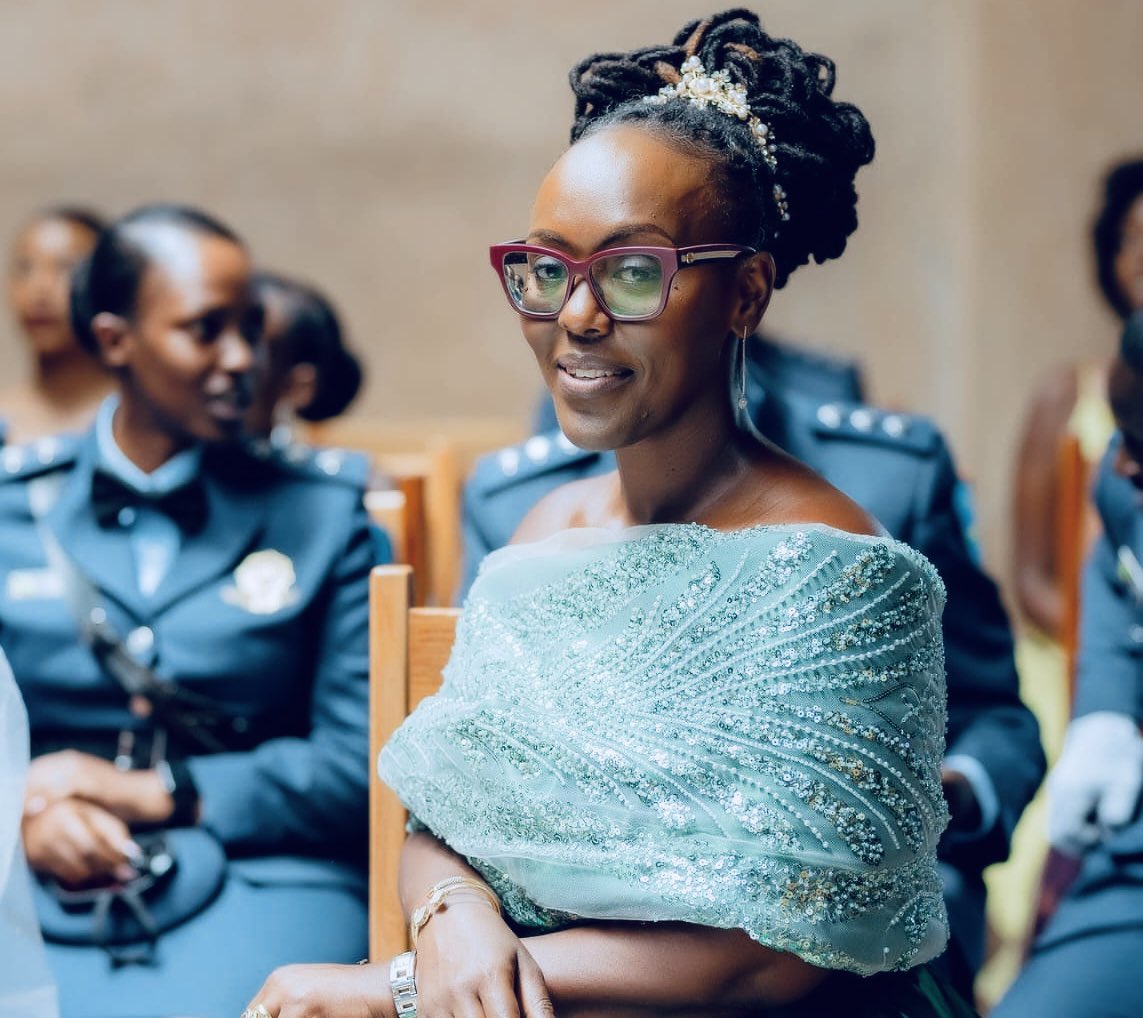 Karirima1's tweet photo. À l’approche de la Journée internationale des droits des femmes, je pense à elle.

À cette femme africaine d’hier. Celle qui restait à la maison pour faire le ménage et s’occuper des enfants pendant que son mari partait s’occuper du bétail ou travailler aux champs.

Celle qui portait l’enfant au dos, l’eau sur la tête et le silence dans le cœur.

✍🏽✍🏽 @liraduku 
*L’intégralité de l’article*⤵️⤵️@IGIHE 

https://t.co/hcbW3xwKad