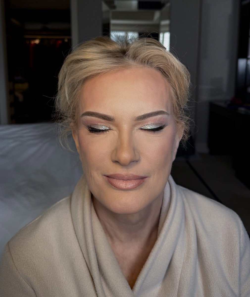 charlesifergan's tweet image. Bold glam + flawless cluster lashes by Kristina ✨
Defined. Dramatic. Confident. charlesifergan.com/online-booking/
#MakeupArtist #BoldGlam #ClusterLashes