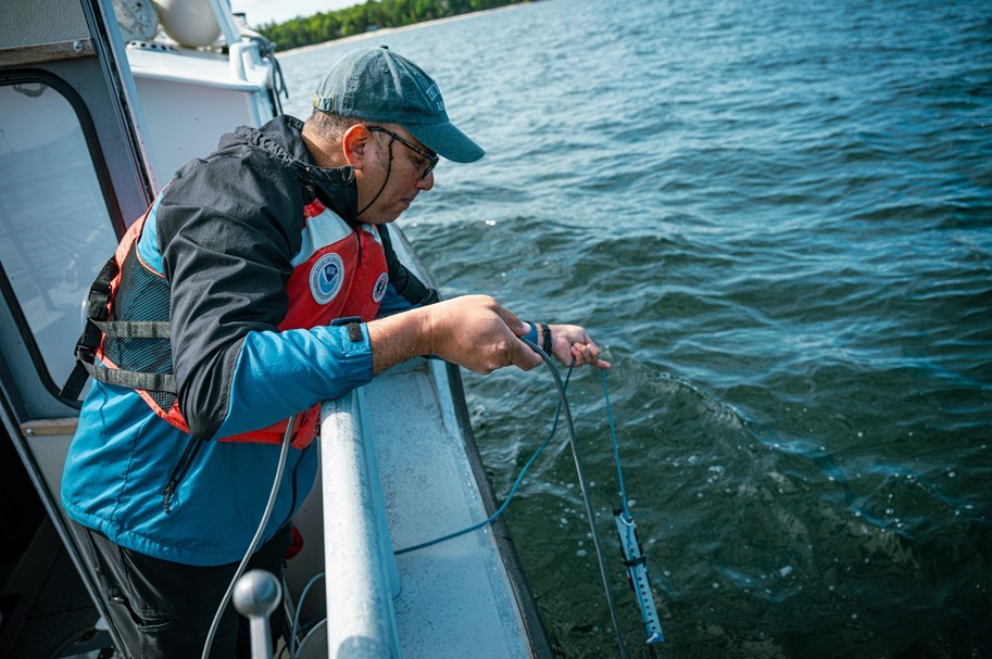 noaacoastalsci's tweet photo. NCCOS is developing high-resolution benthic habitat maps in key areas of the Great Lakes. Our maps inform decisions to address a range of emerging management issues, such as invasive species, lake-level changes, and coastal development. https://t.co/qIY8g2eE1M
#GreatLakesWeek https://t.co/aJSwRQt3j7