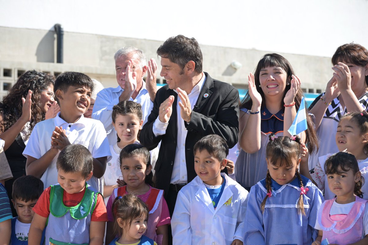 Kicillofok's tweet photo. Donde antes había un descampado, hoy hay un Jardín y dos escuelas que conforman un Polo Educativo donde van a venir a estudiar más de 1300 chicos y chicas de El Pato, en Berazategui.

¡Hay que gobernar para la gente, con un Estado que invierta y garantice educación para todos y todas!