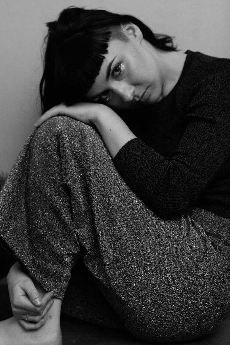 NatalieMcCool's tweet photo. another era of Mac.  The shaved sides 🖤

#haircutsofinstagram #era #singersongwriter #indiepop #undercut https://t.co/wEVIgDtv3t