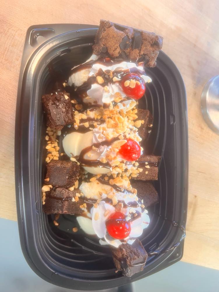 Hwy55Burgers's tweet image. Winter's over so it's a excuse to post more ice cream photos #Hwy55 #FreshAt55 #RetroVibes #TreatYourself #ShakeLife #MadeToOrder #BurgerFriends #HighwayGoers #FreshFood #People #AwesomePeople #Posing #Pictures #Music #Community #Friends #Hwy #NC #SC #TN #FL #MO