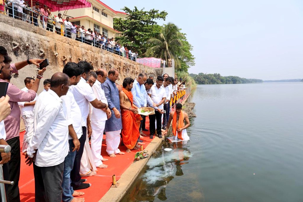 MLCHarishKumar's tweet photo. ಉಸ್ತುವಾರಿ ಸಚಿವರಾದ ಶ್ರೀ @dineshgrao ರವರೊಂದಿಗೆ ತುಂಬೆ ಕಿಂಡಿ ಅಣೆಕಟ್ಟಿನಲ್ಲಿ ನೇತ್ರಾವತಿ ನದಿಗೆ ಗಂಗಾ ಪೂಜೆ ನಡೆಸಲಾಯಿತು. https://t.co/236FZnABwg