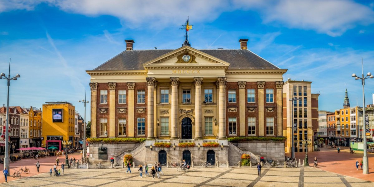 Donderdag 12 maart organiseert de gemeente Groningen een iftar op het stadhuis, net als vorig jaar. In ons land neemt het aantal iftars op stadhuizen, ministeries en politiebureaus exponentieel toe. De scheiding tussen moskee en staat wordt in Nederland steeds kleiner.