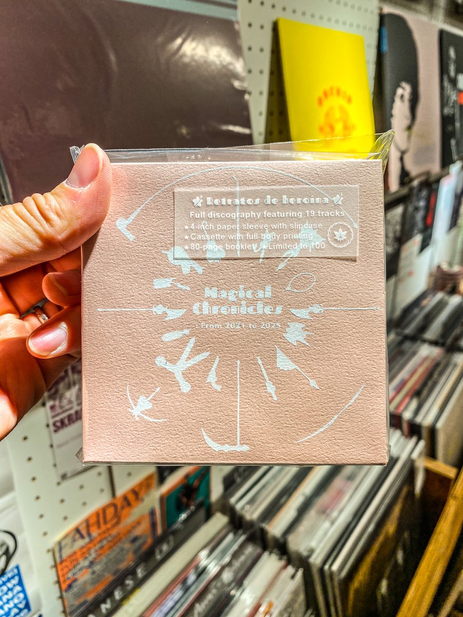 3LA_Disc's tweet photo. Retratos de heroína - "Magical Chronicles: From 2021 to 2025" (CASSETTE : 特殊仕様 Ltd100)

吶喊とのスプリットでそのオタクSkramzっぷりを発揮し、ジャパニーズオタク界を震撼させたバンドだが、こうやって改めて楽曲トラックを眺めてみると壮観である。

https://t.co/trLXPrSL3K https://t.co/XHzzLIkUyX