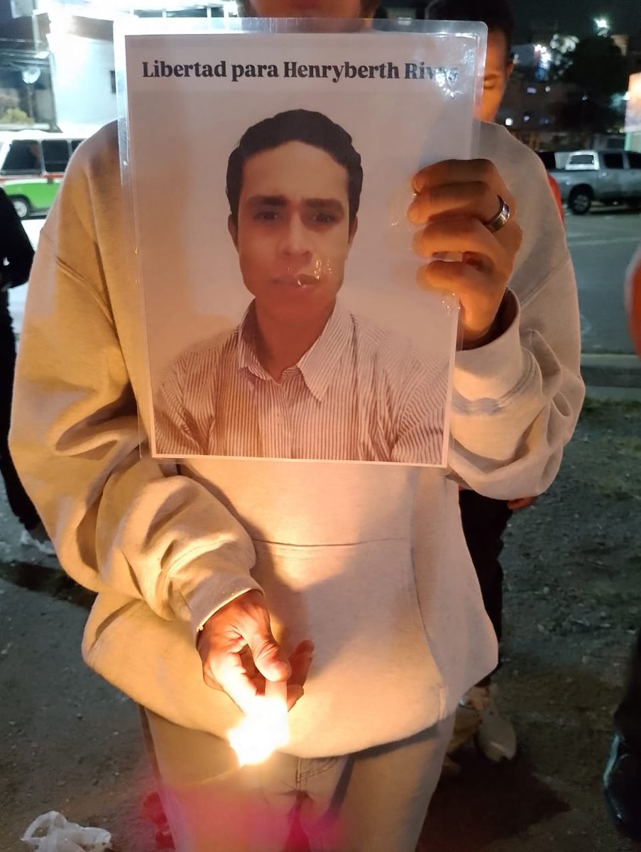 RESISTENCIA | Hoy, #4Mar, se cumplen 55 días desde que los familiares, madres, amigos y defensores permanecen en las adyacencias de El Rodeo I. Pernoctan, oran y exigen justicia. No se rinden.

Mientras tanto, cientos de venezolanos continúan detenidos arbitrariamente, con sus