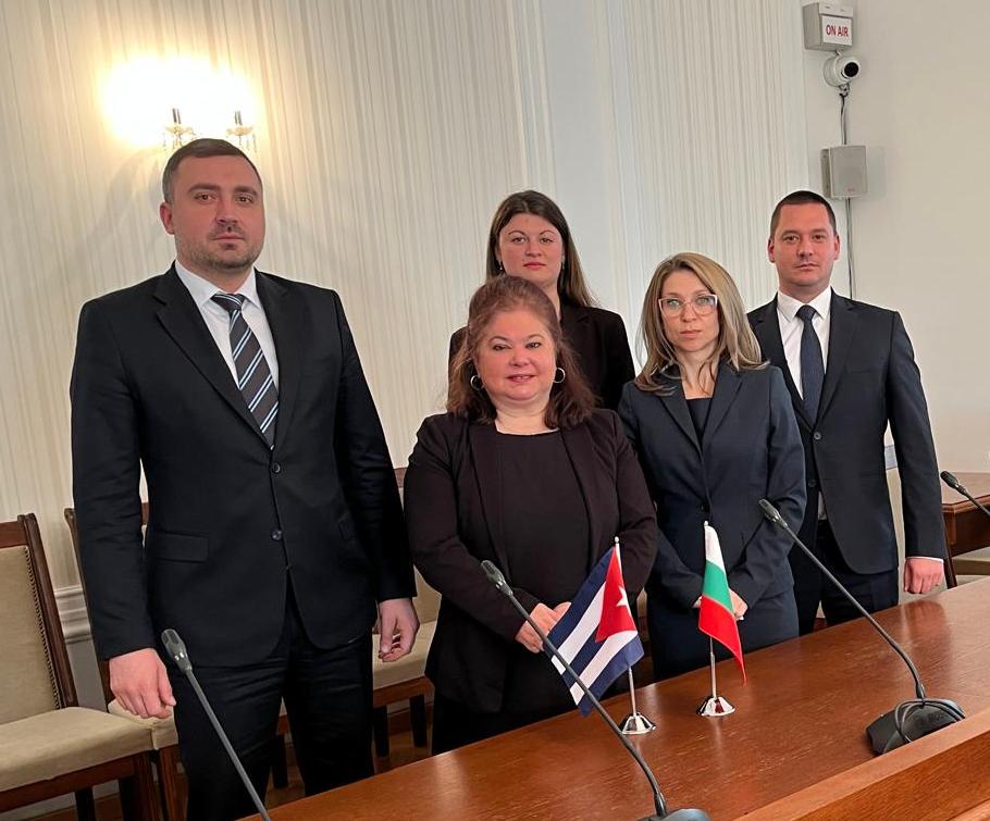 Embajadora Marieta García fue recibida por Vicepresidenta Grupo de Amistad Parlamentario Bulgaria-Cuba, Iskra Mihaylova y otros miembros de la fracción del Partido Renacimiento. Denunció escalada agresión gobierno EE.UU. contra Cuba. 
misiones.cubaminrex.cu/es/articulo/mi…