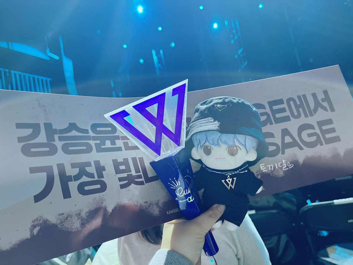 S2aurora_4's tweet photo. 강베리 뽀짝한 스타일이라 락시크가 없어
위너로고 실�� 포인트로 드코  맞추려고 노력은 해봄🤣 늦엇지만 가죽자켓 사드려야겠어요🐥🎸🤘

#위너 #강승윤 #YOON 
#WINNERDOLL #강베리
#PASSAGE2_CONCERT_TOUR https://t.co/obTg1tSE7J